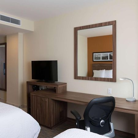 Hampton Inn By Hilton Irapuato Esterno foto